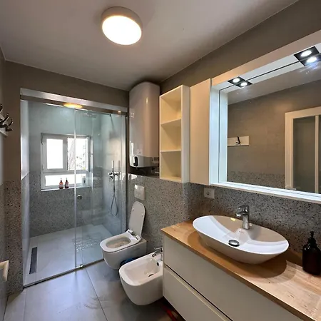 Boulevard Close To Center * 티라나