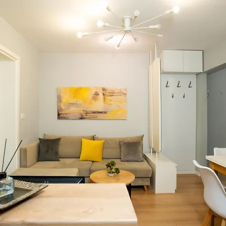 Boulevard Close To Center * 地拉那