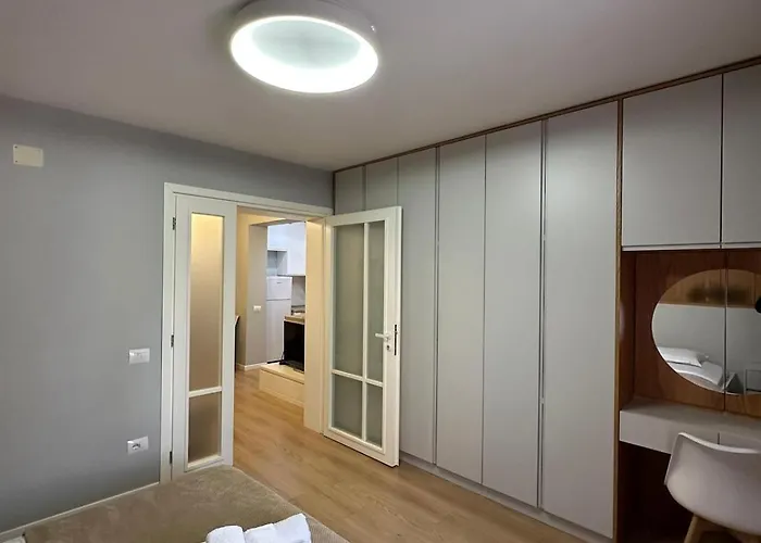 Boulevard Close To Center アパート ティラナ