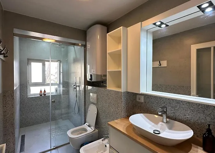 Boulevard Close To Center * ティラナ